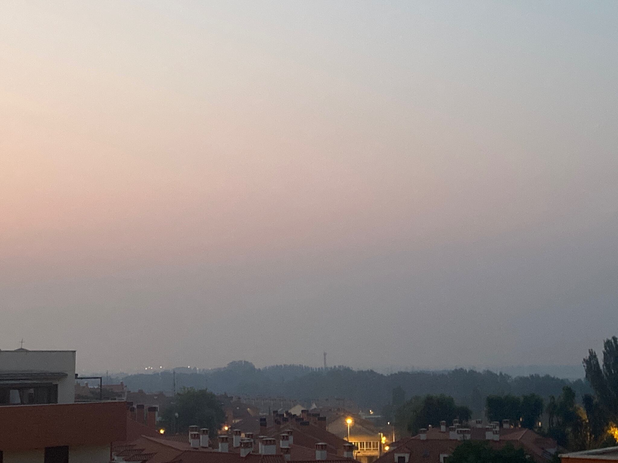 Humo y olor a quemado en Valladolid, que dista 140 kilómetros del incendio más cercano