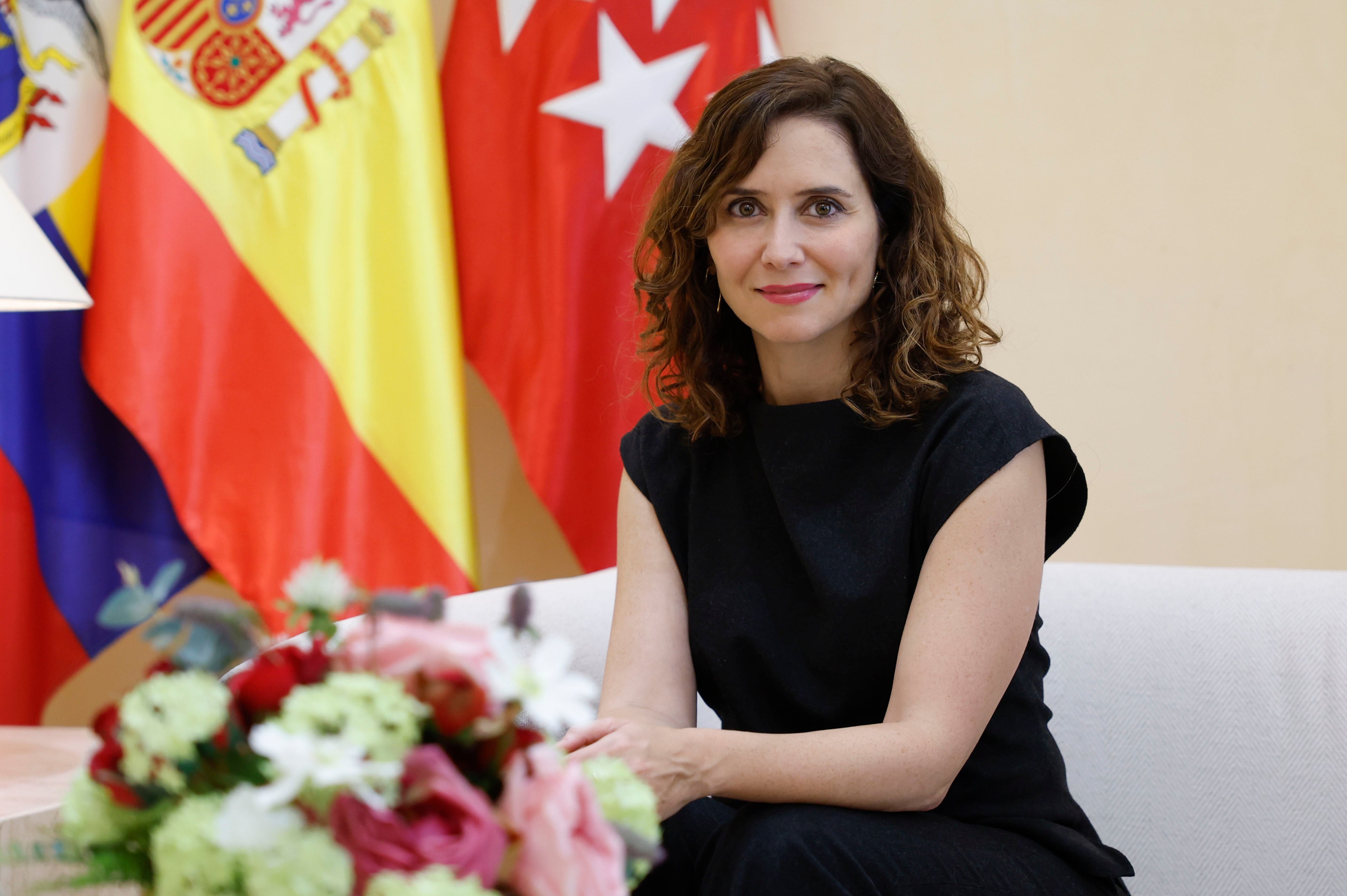 La presidenta de la Comunidad de Madrid, Isabel Díaz Ayuso, durante el encuentro con Juan David Sepúlveda, ciudadano colombiano que el pasado mes de julio evitó la agresión a una mujer embarazada por parte de su expareja en la estación de metro de Lucero, en la sede del Gobierno regional en Madrid.