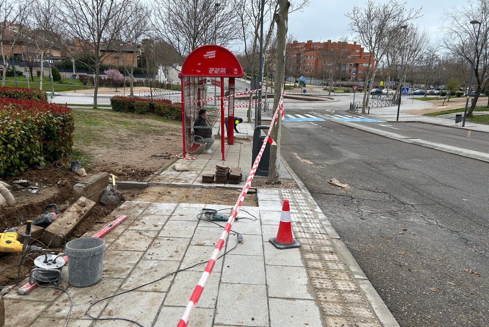 Obras en marquesinas de autobús de Paracuellos de Jarama