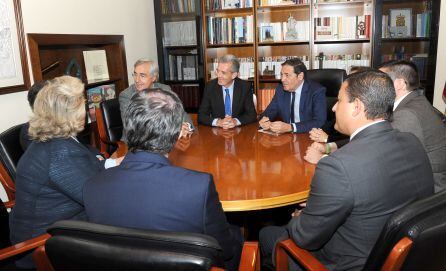 El consejero se ha reunido con miembros de la AECC y representantes de las instituciones de Ávila para explicar el proyecto