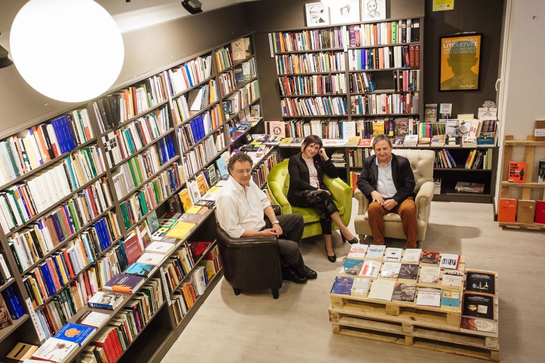 Los escritores Luis Leante, Elia Barceló y José Luis Ferri, en la librería Pynchon&Co