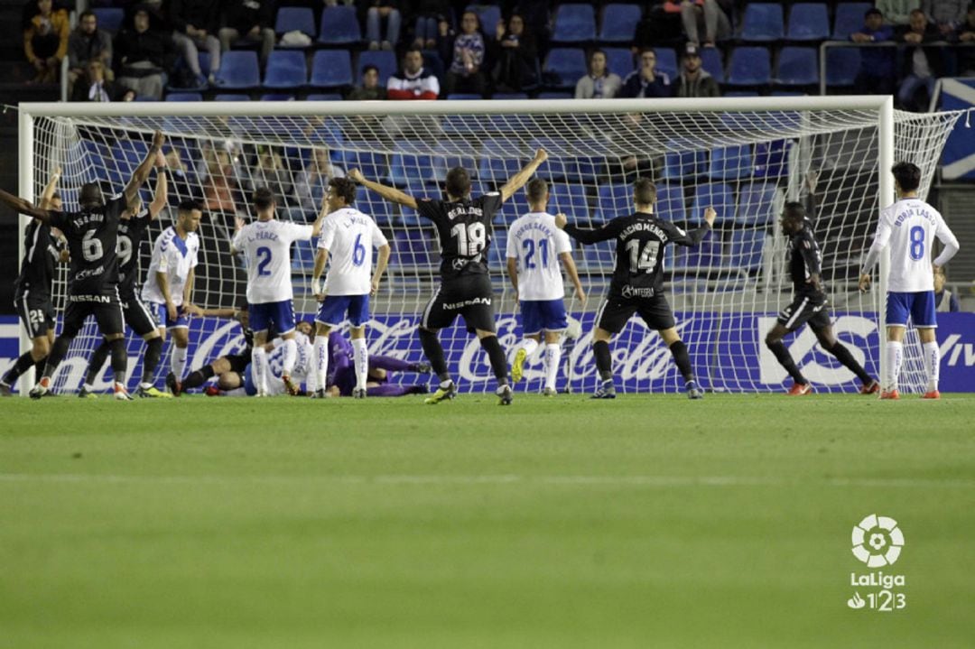 Los rojiblancos celebran el gol de Djurdjevic en Tenerife.