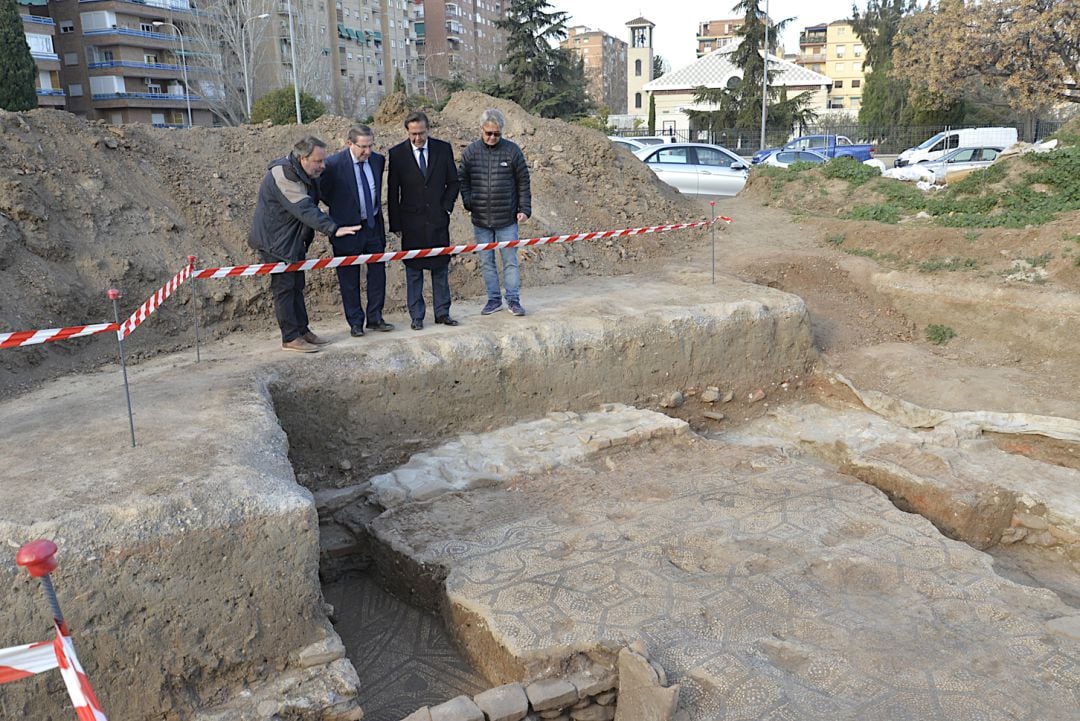 Visita de responsables del Ayuntamiento de Granada y la Junta de Andalucía a los restos de la Villa Romana de Los Vergeles, en Granada