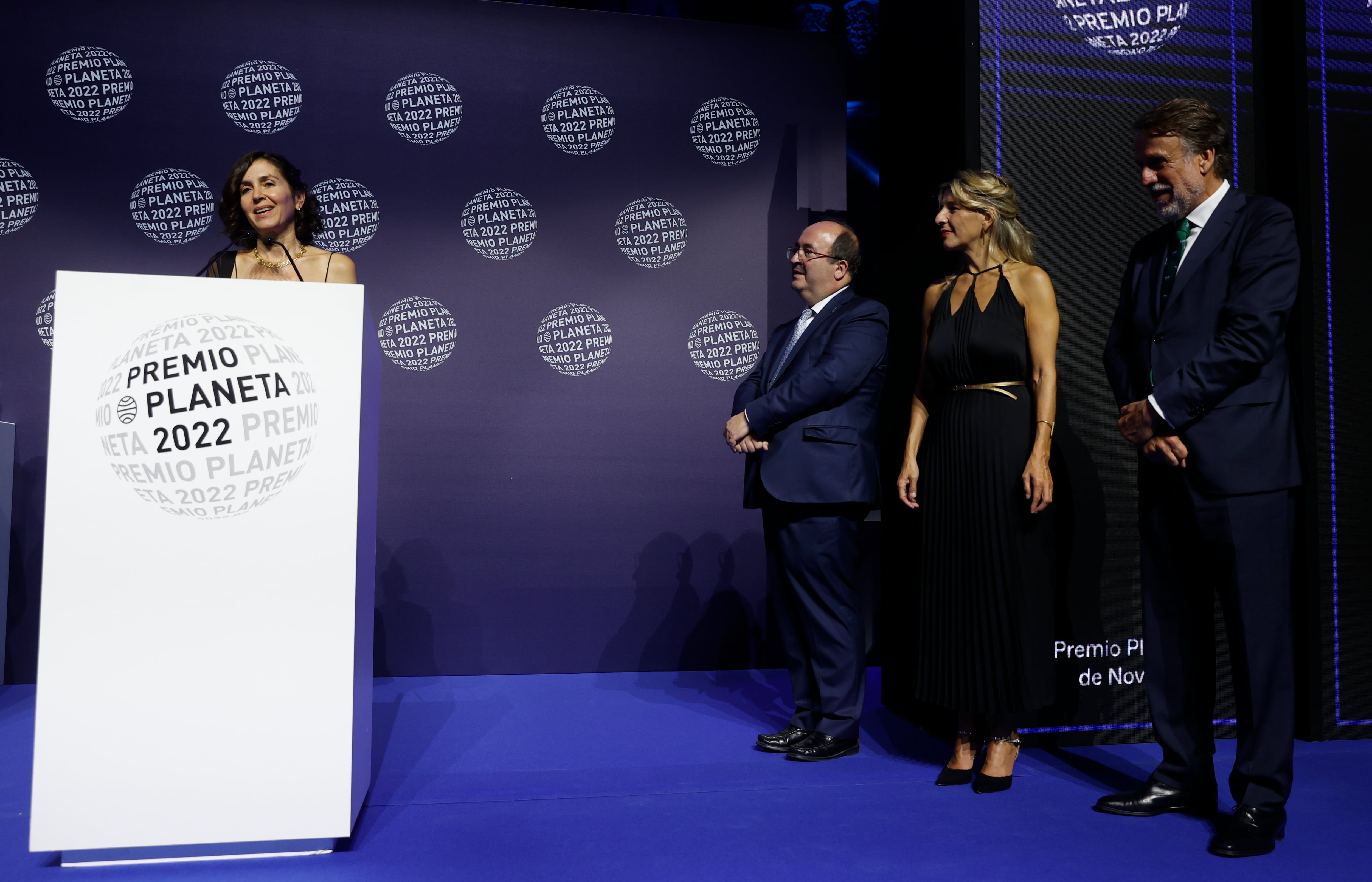 BARCELONA, 15/10/2022.- La escritora Cristina Campos, junto al ministro de Cultura, Miquel Iceta (2-i), la vicepresidenta segunda y ministra de Trabajo y Economía Social, Yolanda Diaz (4-d), y el presidente del Grupo Planeta, José Creuheras (d), tras ser proclamada finalista en la gala del Premio Planeta celebrada este sábado en Barcelona. EFE/ Toni Albir
