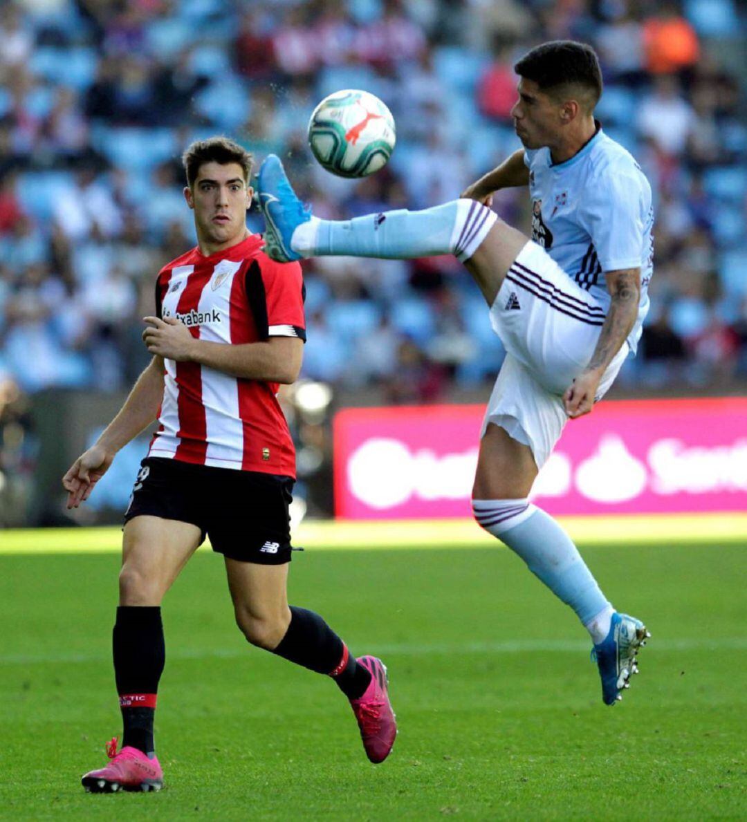 Lucas Olaza controla un balón durante el partido ante el Athletic