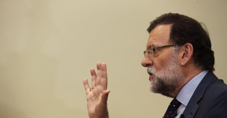 GRA158 MADRID 15/1/2015 El presidente del Gobierno, Mariano Rajoy, ha considerado hoy que el anuncio de elecciones anticipadas en Cataluña realizado por Artur Mas supone "la constatación y la evidencia del fracaso de una determinada política que sólo ha generado inestabilidad e incertidumbre". Rajoy ha expresado esa opinión sobre el anuncio de Mas de convocar elecciones el próximo 27 de septiembre en una entrevista concedida a Efe con motivo de la clausura del 75 aniversario de la agencia y que se publicará íntegramente el próximo fin de semana. EFE/JAVIER LIZÓN