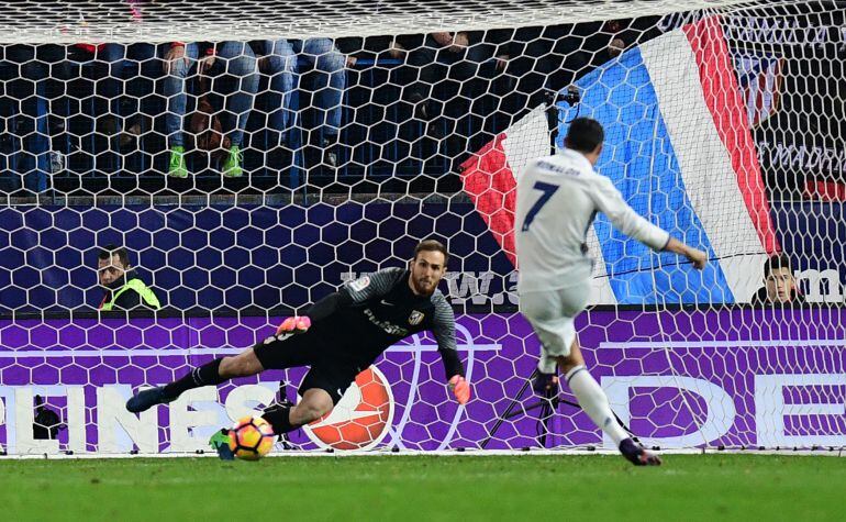 Cristiano tira desde el punto de penalti a Oblak