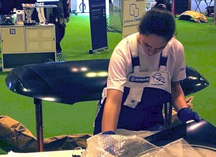 Silvia Folgueira, la ganadora de la medalla de oro en pintura de coches, durante la prueba.