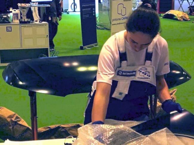 Silvia Folgueira, la ganadora de la medalla de oro en pintura de coches, durante la prueba.