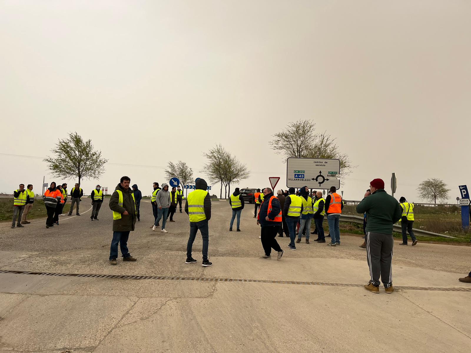 Manifestantes en el área de servicio