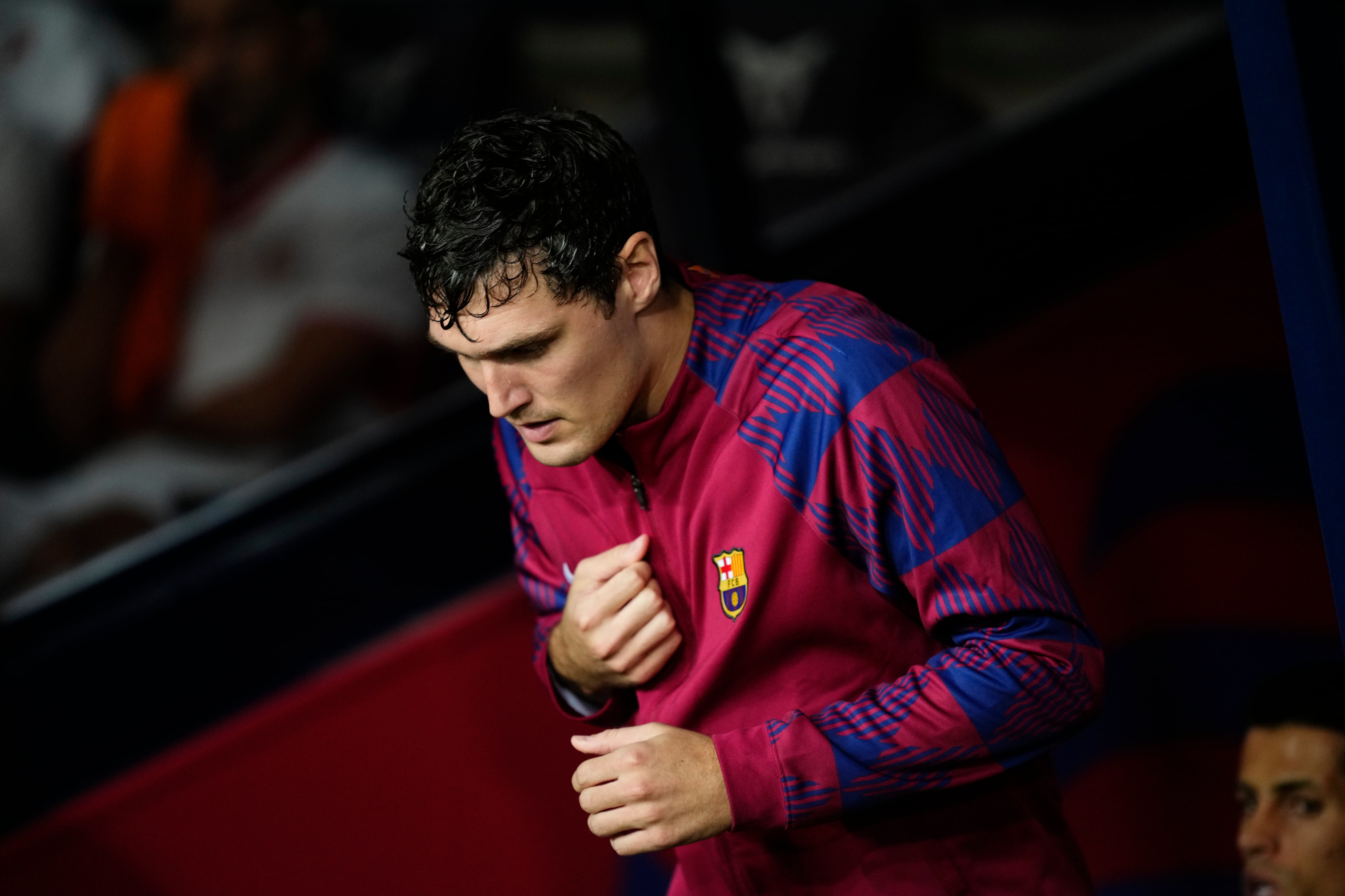 Andreas Christensen, antes de salir al césped en el FC Barcelona - Sevilla.  (Photo by Jose Breton/Pics Action/NurPhoto via Getty Images)