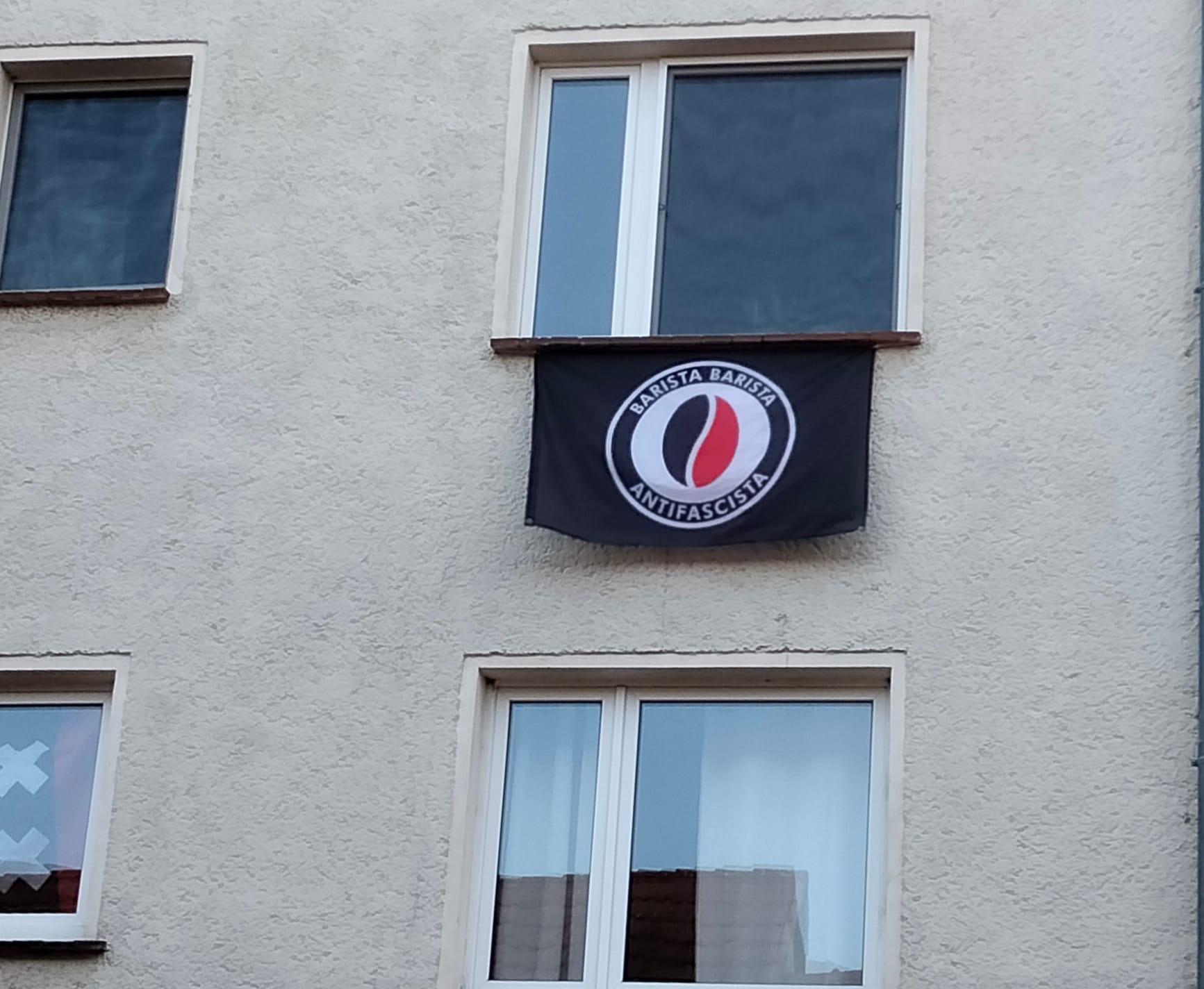 Bandera antifascista colgada de una ventana en una calle de Brandeburgo