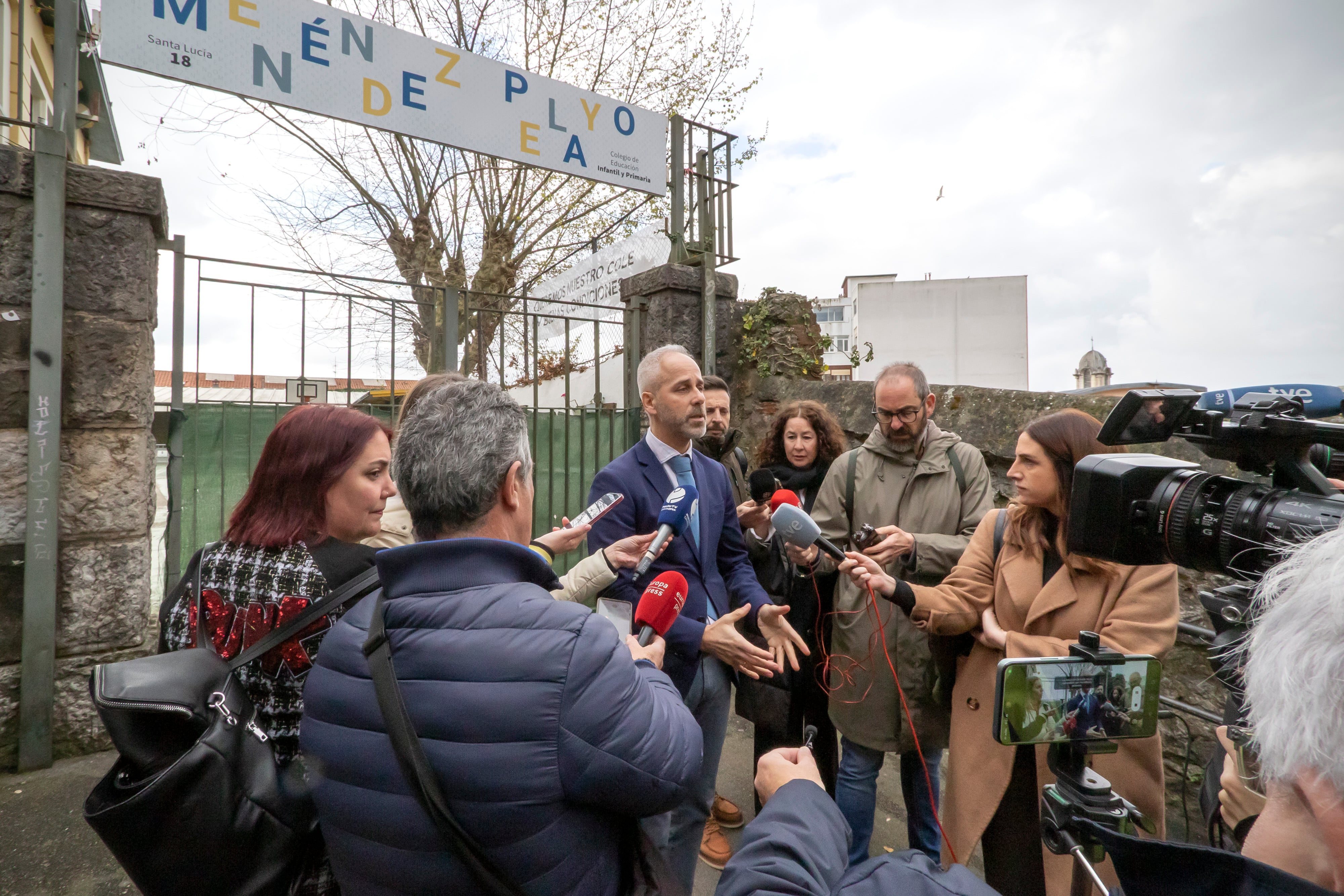 09:45 horas. Cl. Santa Lucia, 18. Santander
El consejero de Educación, Formación Profesional y Universidades, Sergio Silva, visita el CEIP Menéndez Pelayo y realizará declaraciones sobre las obras en el centro educativo.