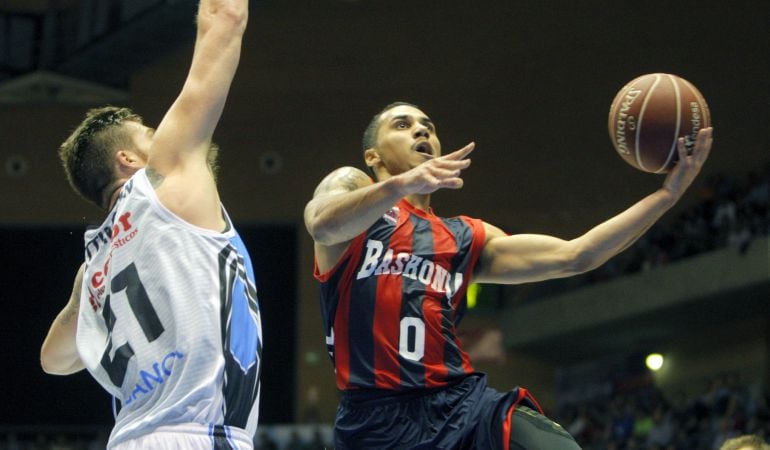 Shane Larkin entra a canasta ante Wittington Shayne, de Obradoiro, durante el partido de la primera jornada de la Liga ACB.