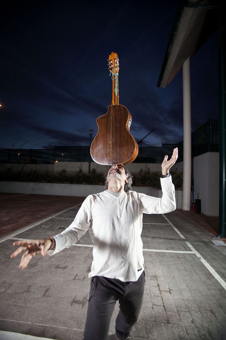 Rafa Sánchez haciendo equilibrios con su guitarra.