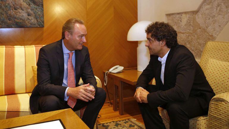 GRA011. VALENCIA18/06/2015.- El presidente de Les Corts, Francesc Colomer (d), durante la reunión que mantenido hoy con el portavoz del grupo popular y jefe del Consell en funciones, Alberto Fabra, con quien ha empezado los contactos para preparar el pleno de investidura que elegirá al nuevo president de la Generalitat. EFE/Manuel Bruque