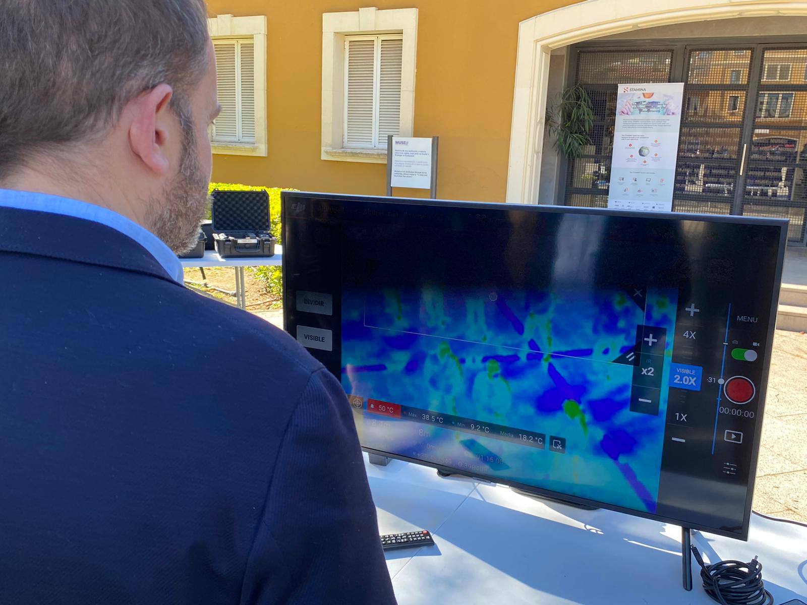 La Policía Local de València presenta un dron capaz de detectar la temperatura corporal de cada persona en una aglomeración