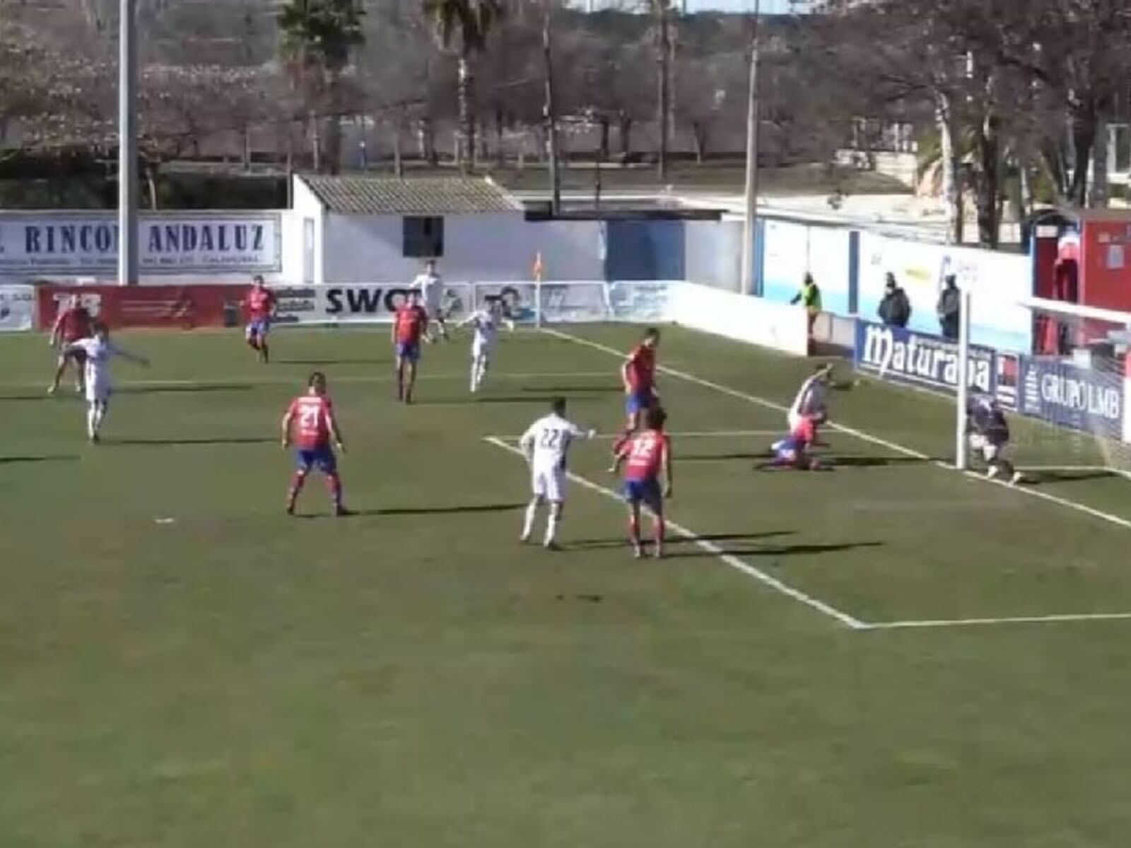 Momento del gol fantasma reclamado por el Zamora CF