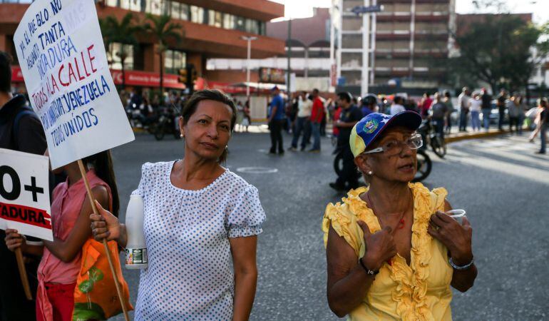 Venezolanos protestan contra la iniciativa del Gobierno de Maduro.