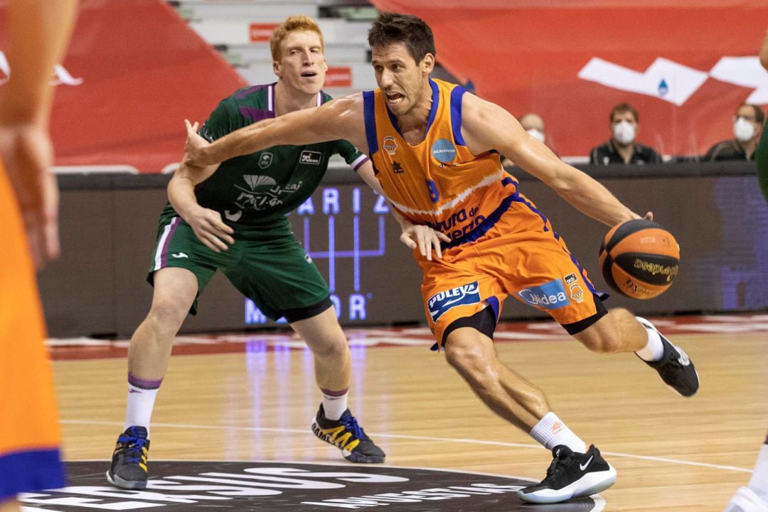 GRAF9094. MURCIA, El base belga de Valencia Basket San Van Rossom (d) controla el balón ante el base de Unicaja Málaga Alberto Díaz (i), durante el encuentro amistoso que están disputando este miércoles en el Palacio de los Deportes de Murcia. EFE, Marcial Guillén