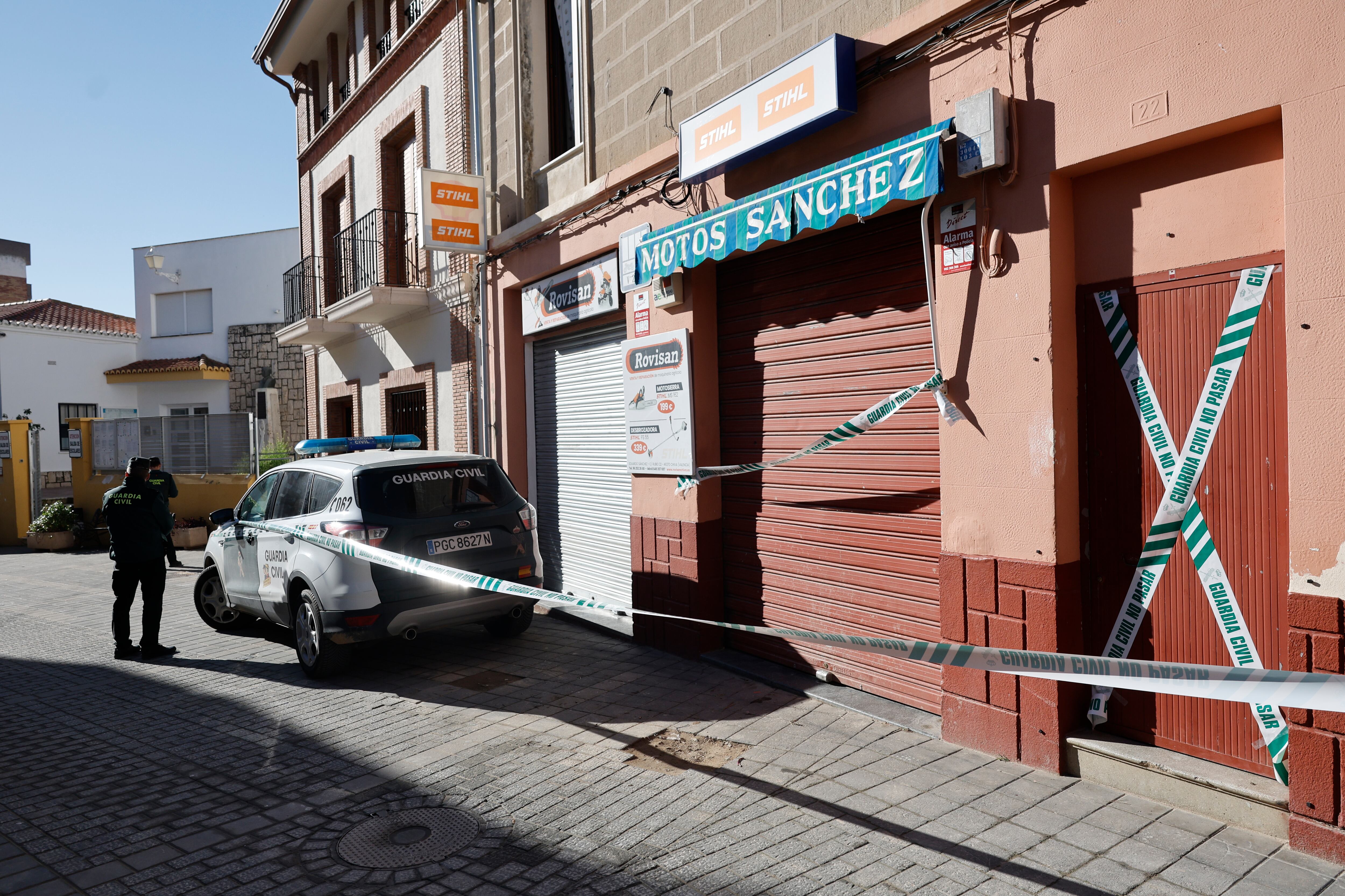 Vista del taller y de la casa familiar de la víctima, un hombre 49 años