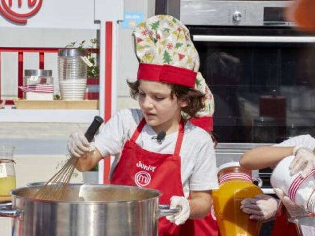 Javier durante el cocinado en una prueba de exteriores