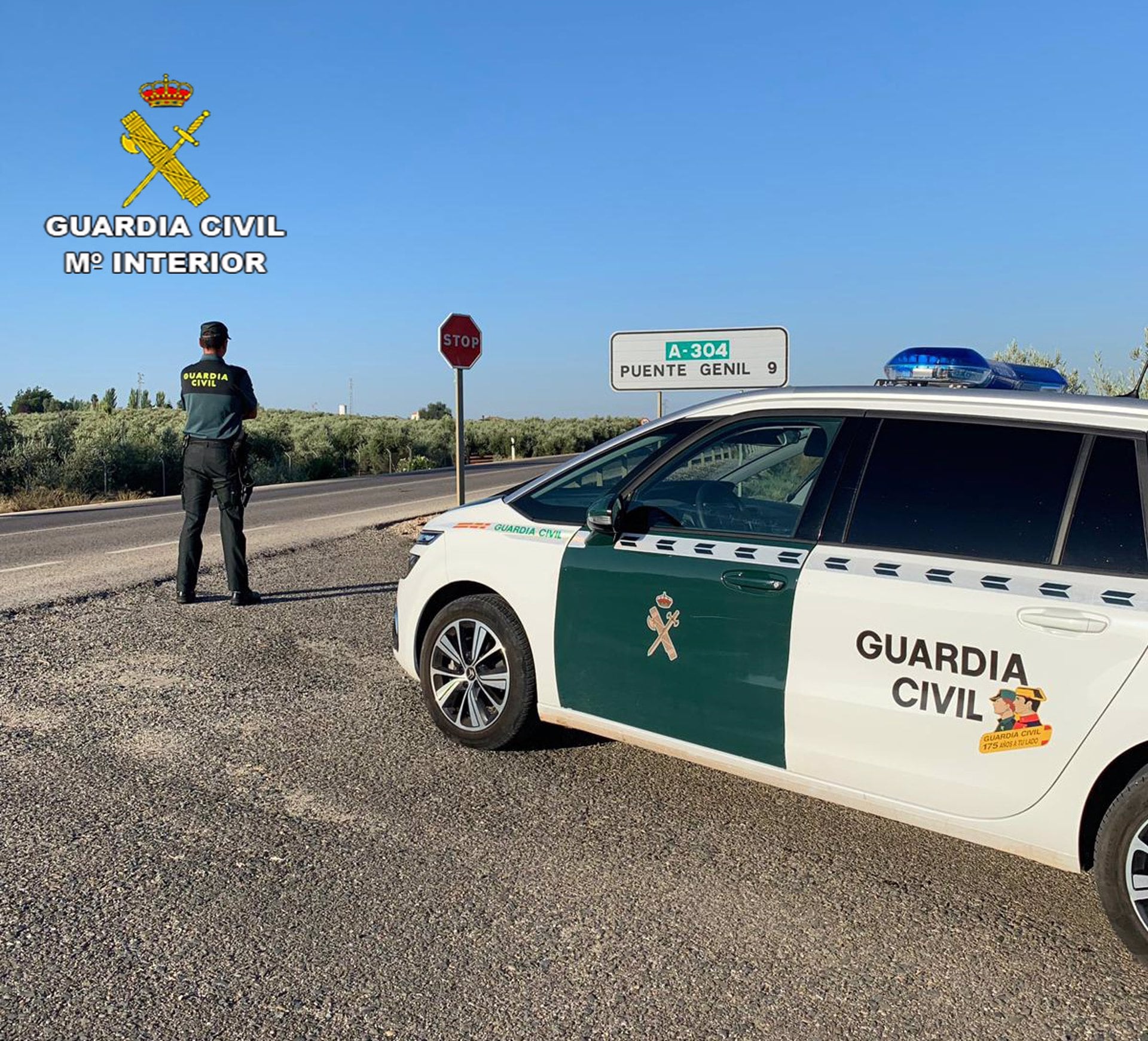 Un indicativo de la Guardia Civil, a la entrada de Puente Genil