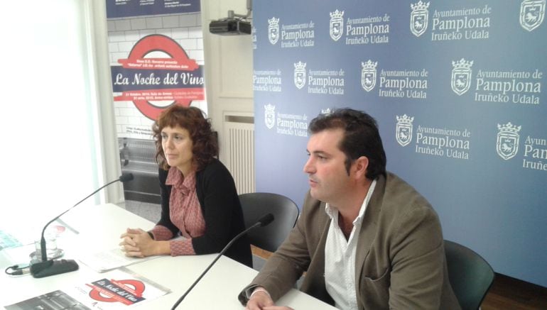 La concejala delegada de Economía Local Sostenible, Patricia Perales, y el presidente del Consejo Regulador de la Denominación de Origen Navarra, David Palacios.