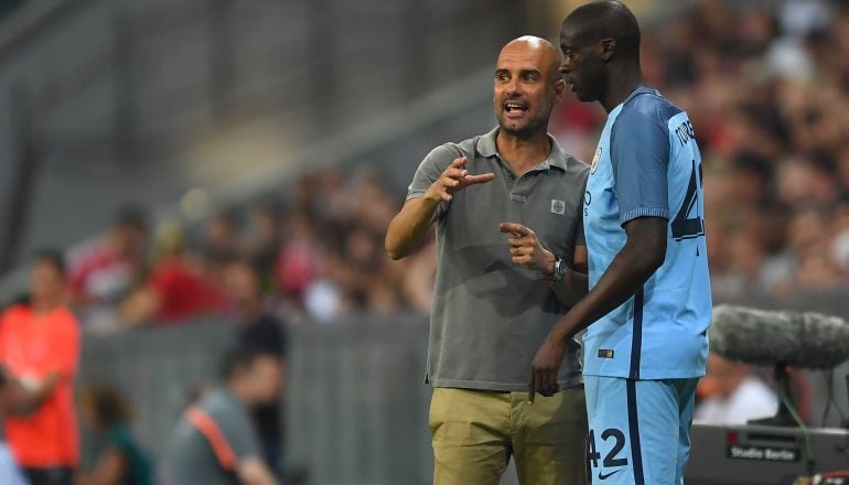 Guardiola y Yaya Touré, en un partido del Manchester City.