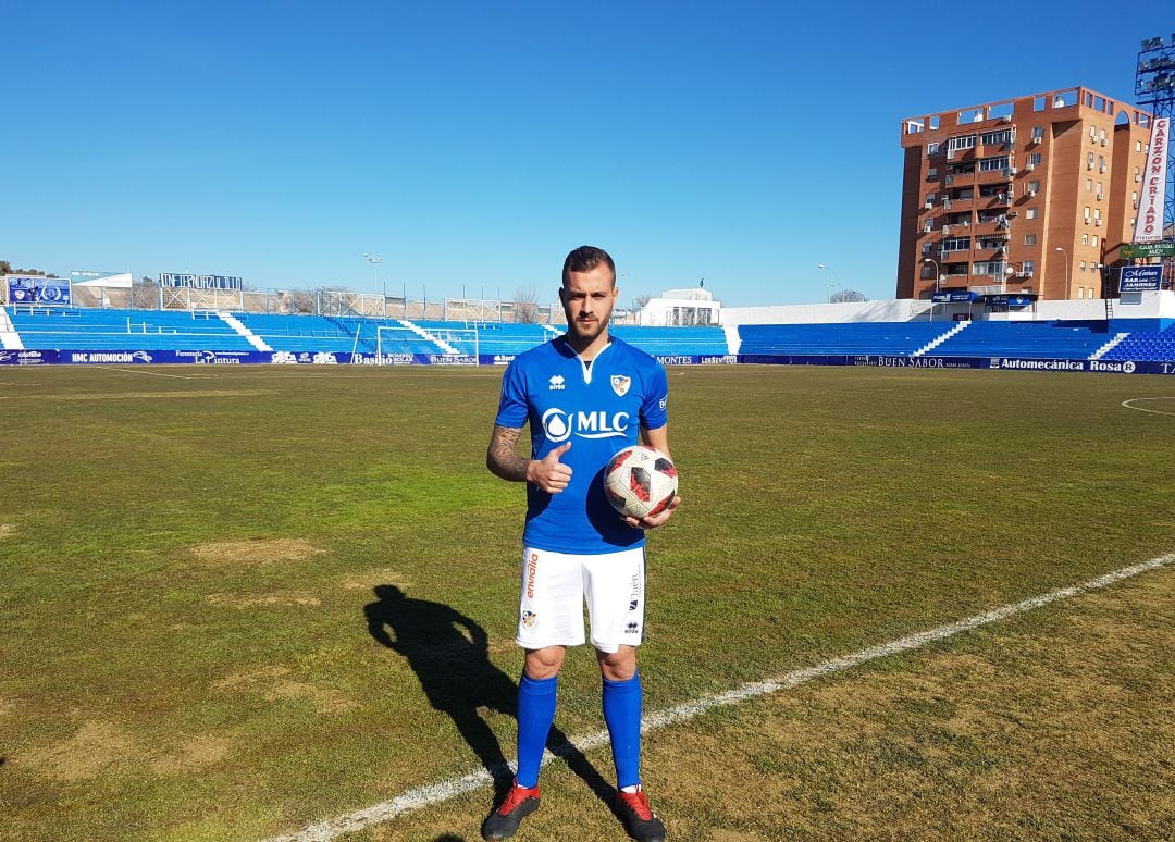 Alex Rubio posa con la equipación del Linares Deportivo