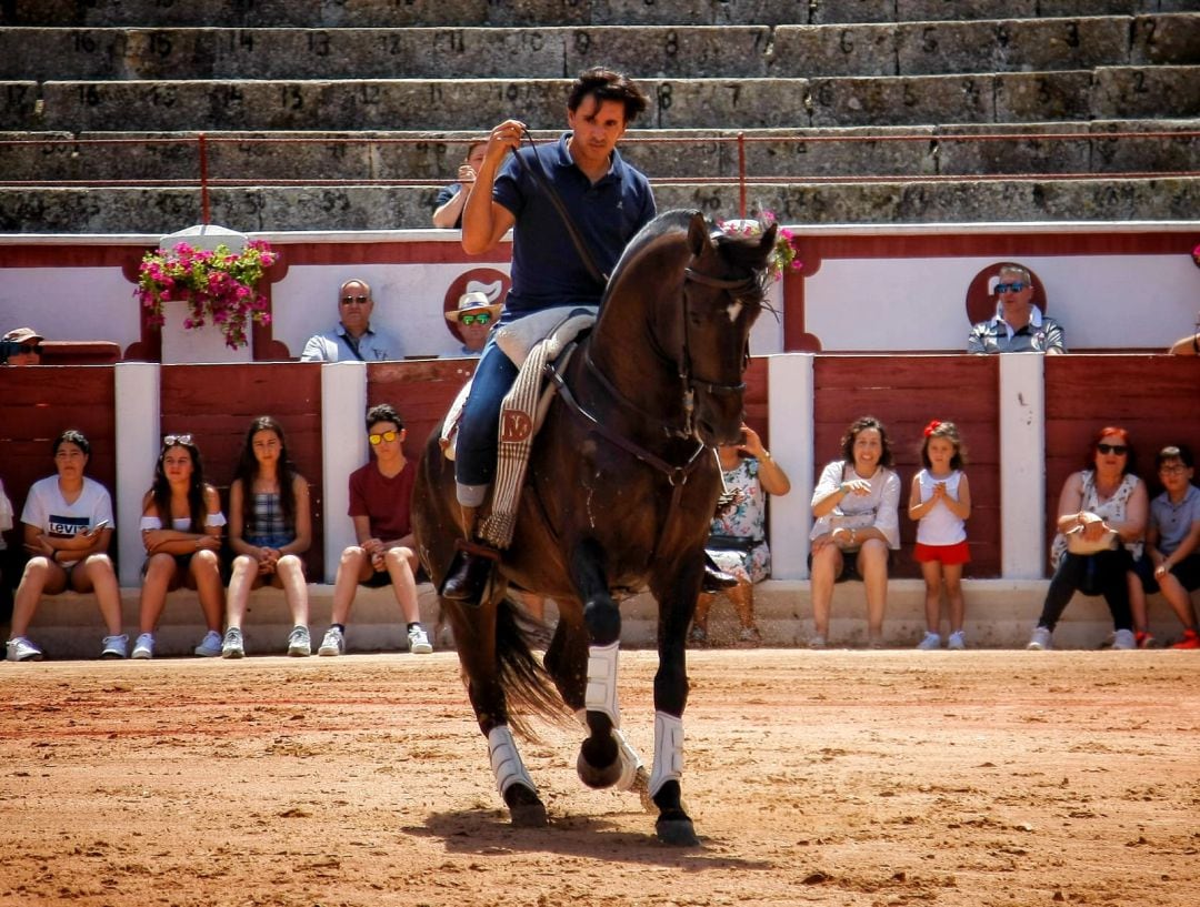 Diego Ventura, durante una clase magistral a jóvenes aficionados