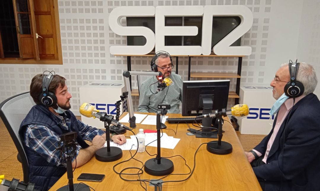 De izquierda a derecha, José Manuel Peña, Paco García y Antonio Távora en el estudio central de Radio Sevilla