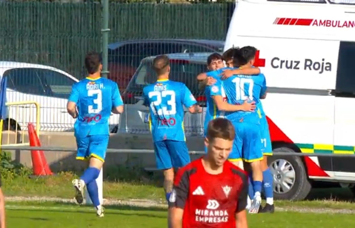 Los jugadores ribereños celebran uno de sus tantos