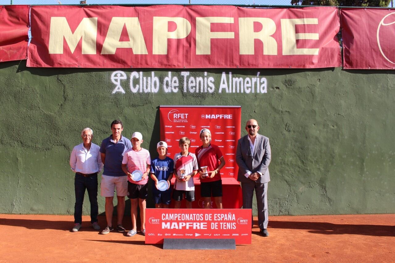 Los campeones en dobles masculino.