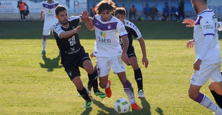 Varios jugadores del Real Jaén se disputan el balón con otros futbolistas del Villanovense.