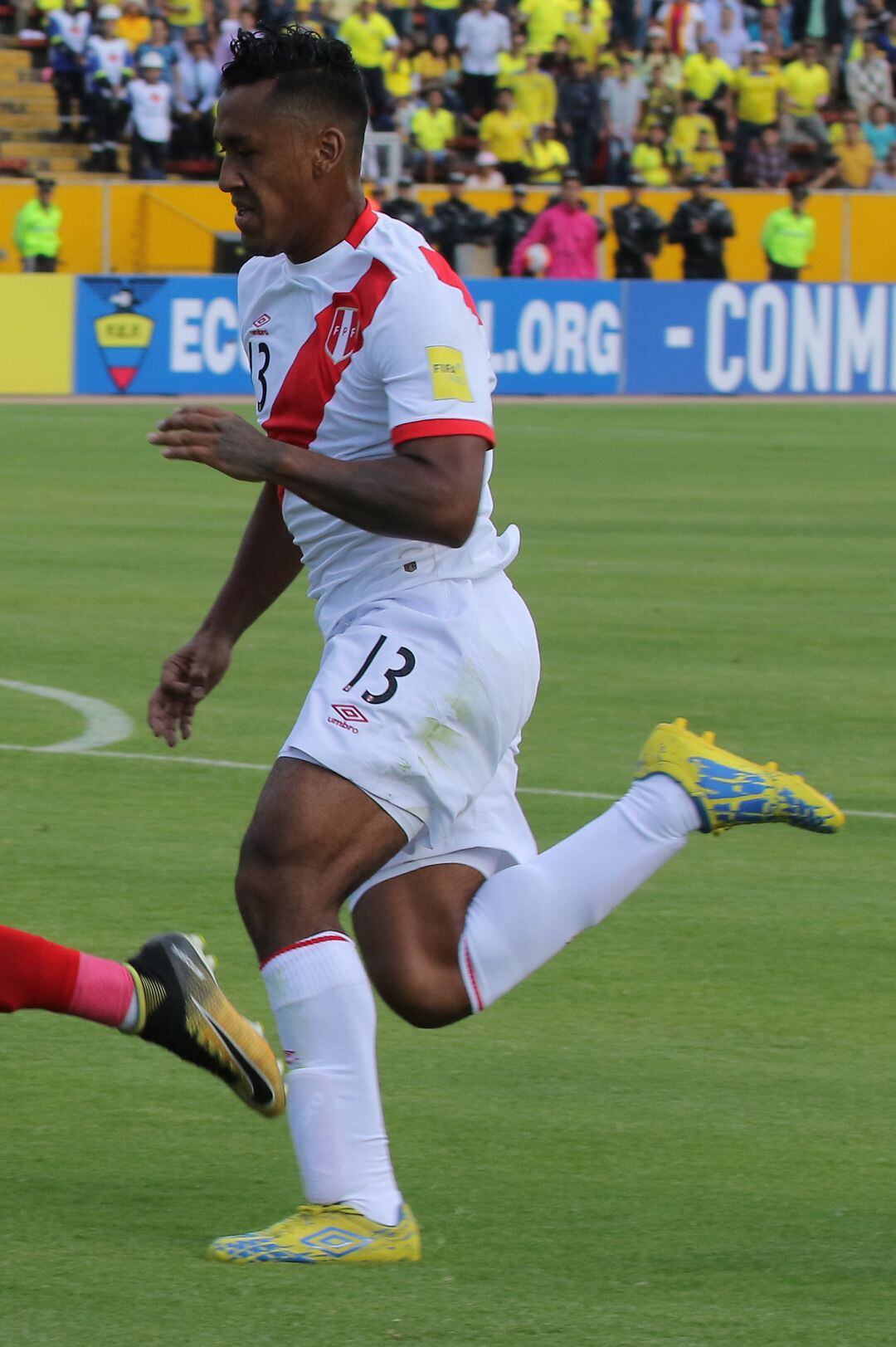 Renato Tapia durante un encuentro con su selección