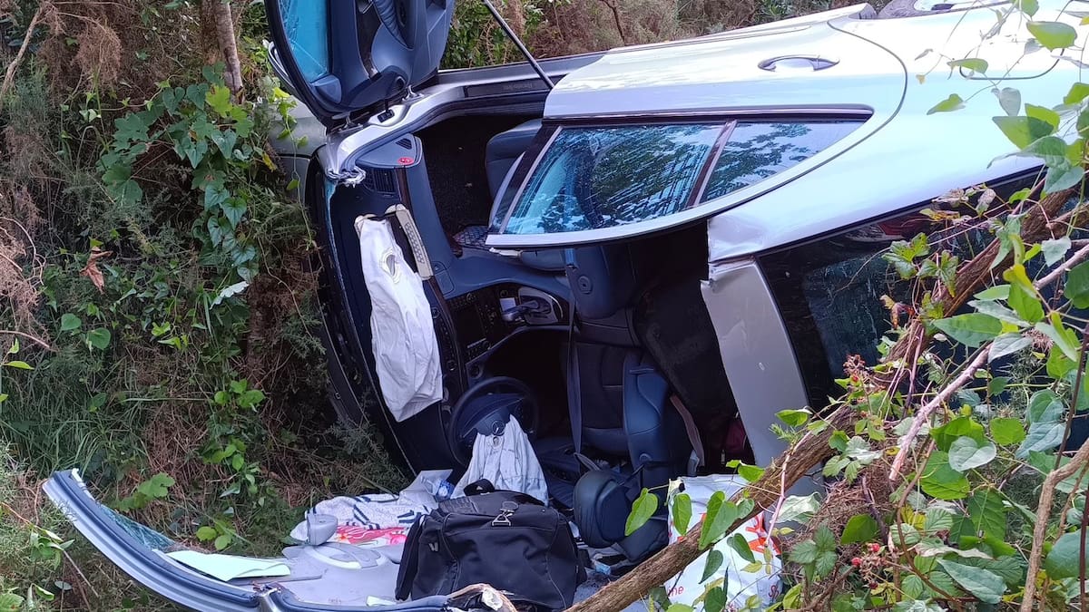 Dos portugueses heridos con pronóstico reservado tras una salida de vía en Udías