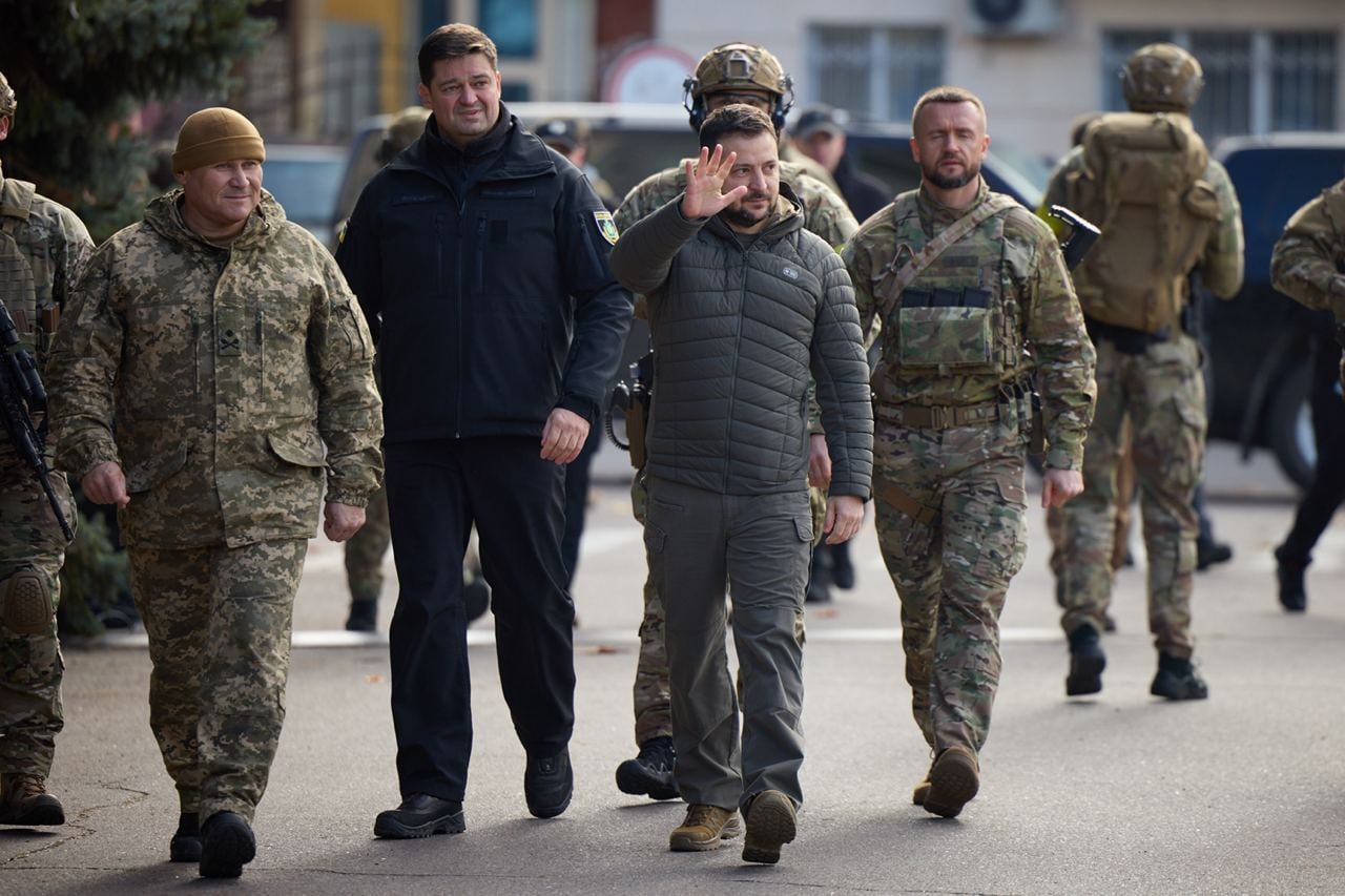 El presidente ucraniano, Volodímir Zelenski, ha visitado este lunes Jersón tras el fin de la ocupación rusa