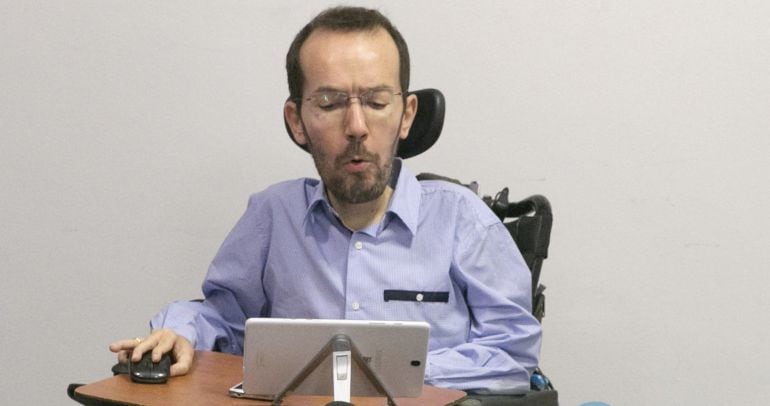 El secretario de Organización de Podemos, Pablo Echenique, leyendo los resultados de la consulta