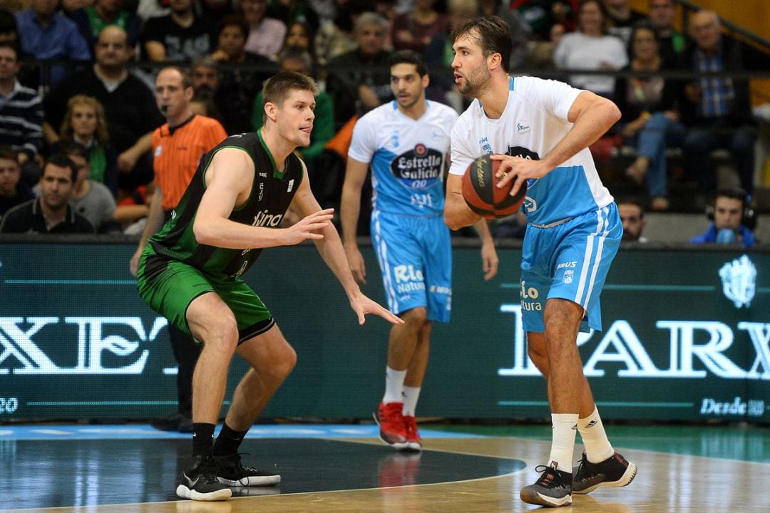 Nacho Llovet maneja el balón en el partido de esta temporada contra el Joventut en Badalona