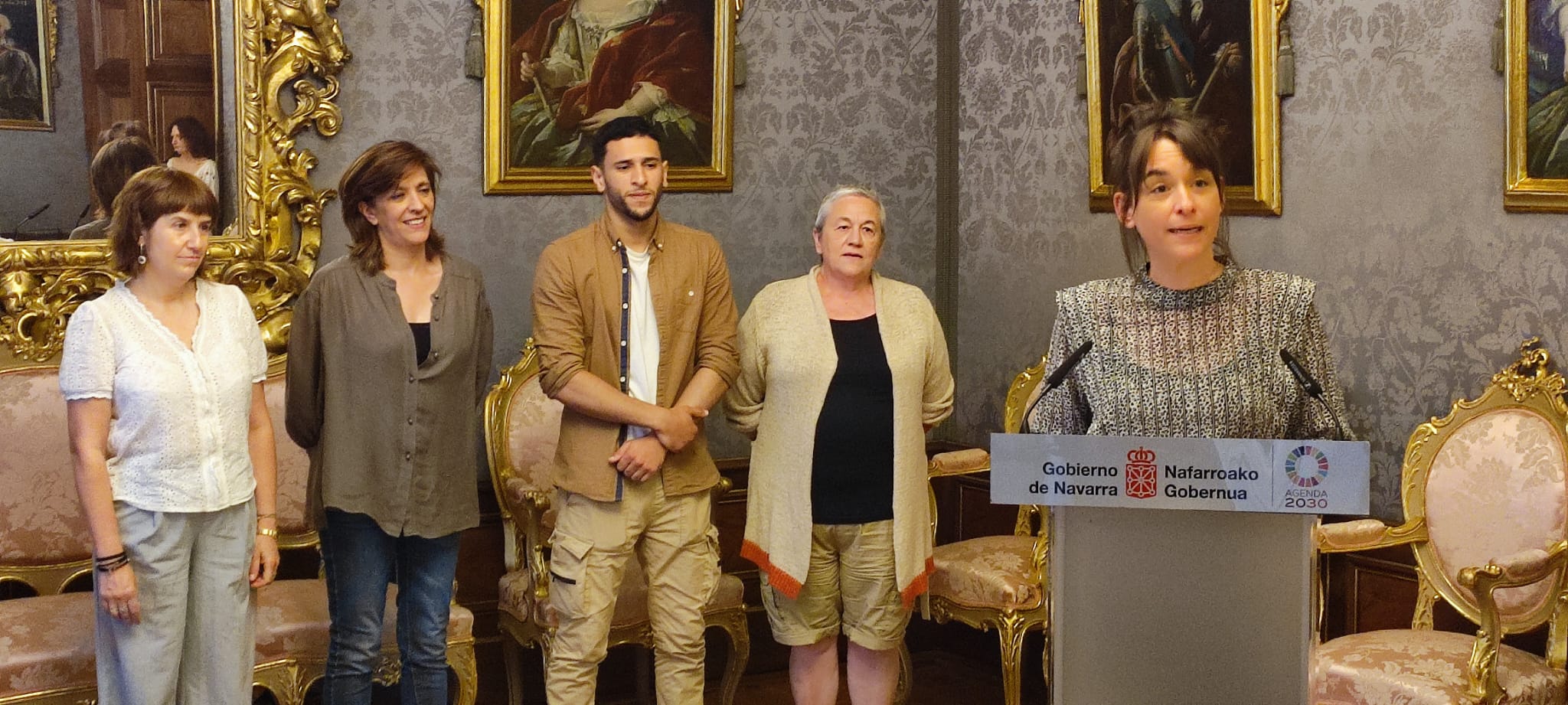 La vicepresidenta tercera del Gobierno de Navarra y consejera de Políticas Migratorias, Begoña Alfaro, toma la palabra en la firma de un convenio con la Fundación Elkarte para atender a jóvenes inmigrantes.