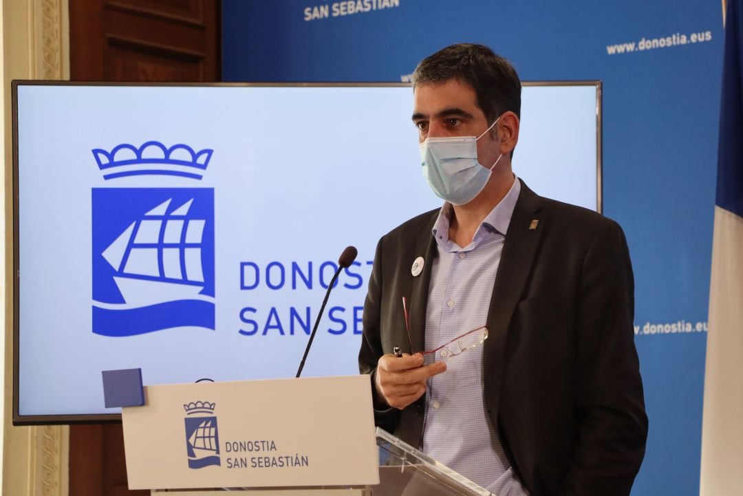 El alcalde de San Sebastián, Eneko Goia, en su comparecencia de este martes ante los medios de comunicación. 