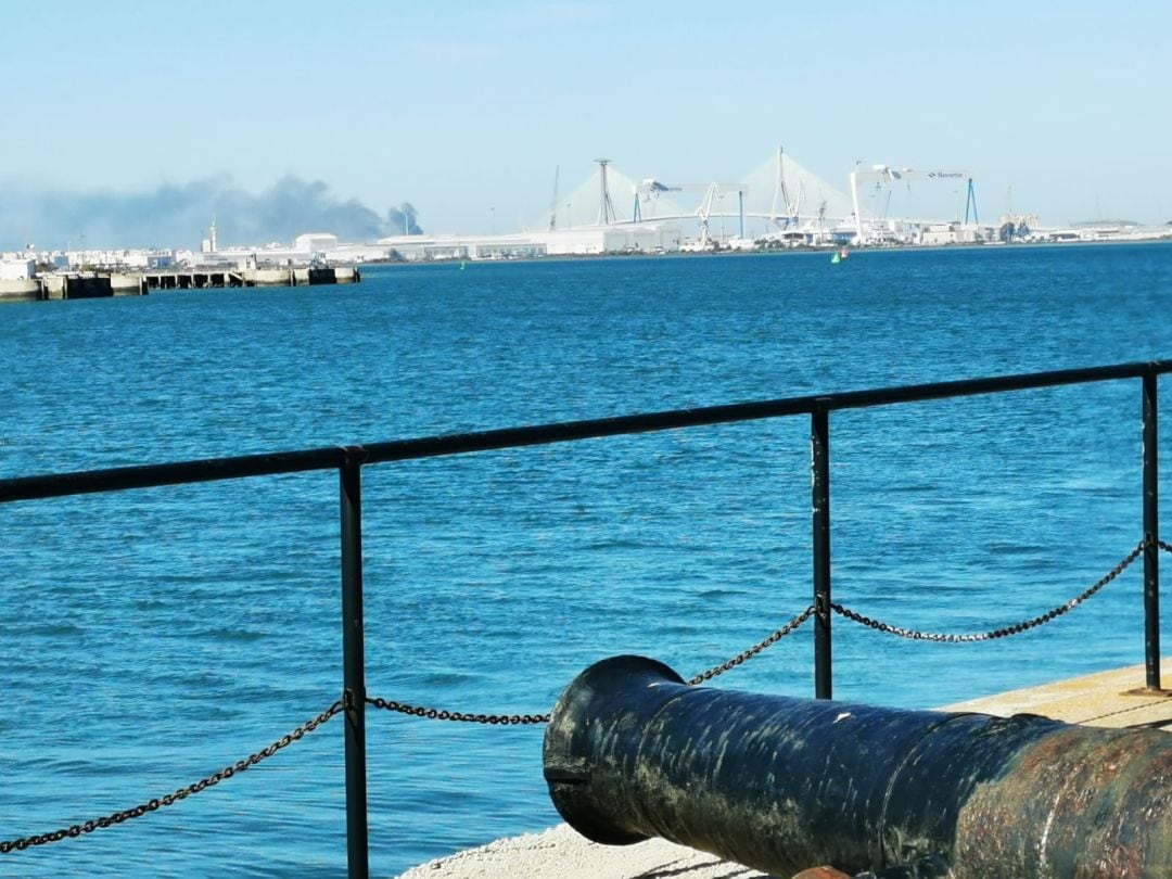 Humareda provocada por los altercados frente a Navantia en Cádiz vistos desde San Fernando