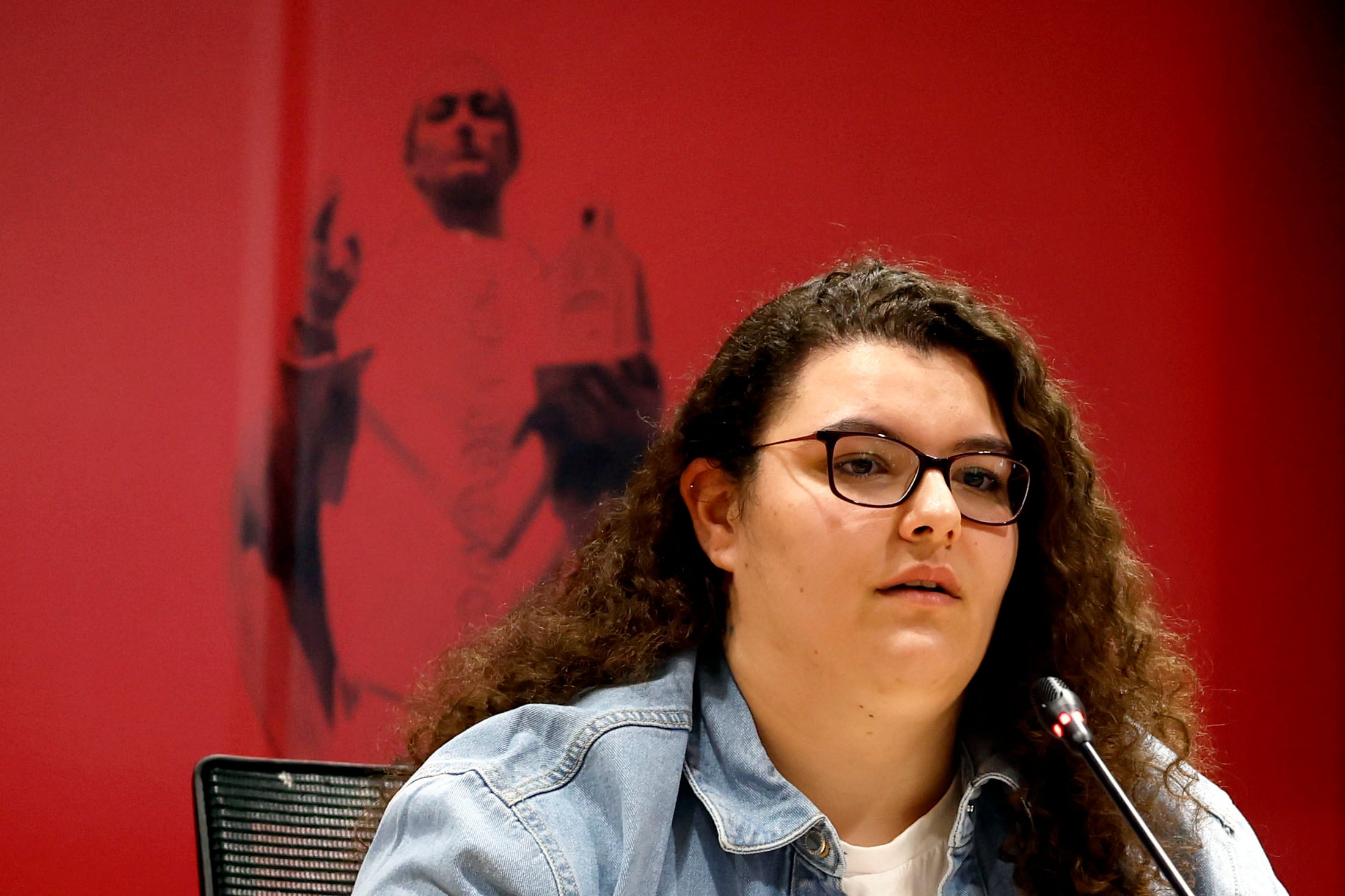 La joven catalana Fàtima Ofkir, amnistiada por el sultán de Omán tras siete años en prisión por una condena a cadena perpetua por tráfico de drogas, durante la rueda de prensa