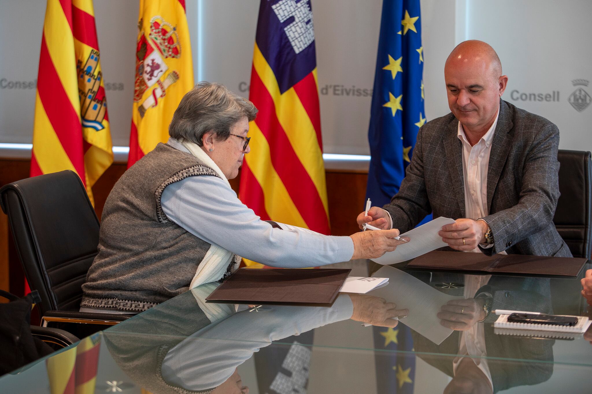 Un momento durante la firma del convenio