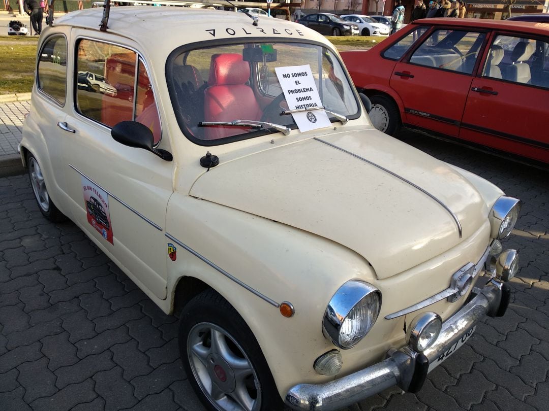 Uno de los coches clásicos que ha participado en la quedad reivindicativa