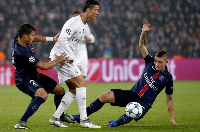 Cristiano, entre Marco Verratti y Thiago Silva en el partido jugado por el Real Madrid en el Parque de los Príncipes.