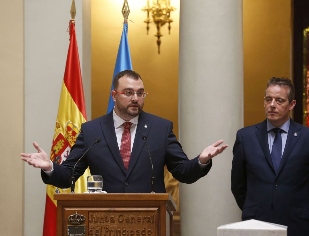 El Presidente, durante su discurso, escoltado por el Presidente de la Junta General del Principado, Marcelino Marcos