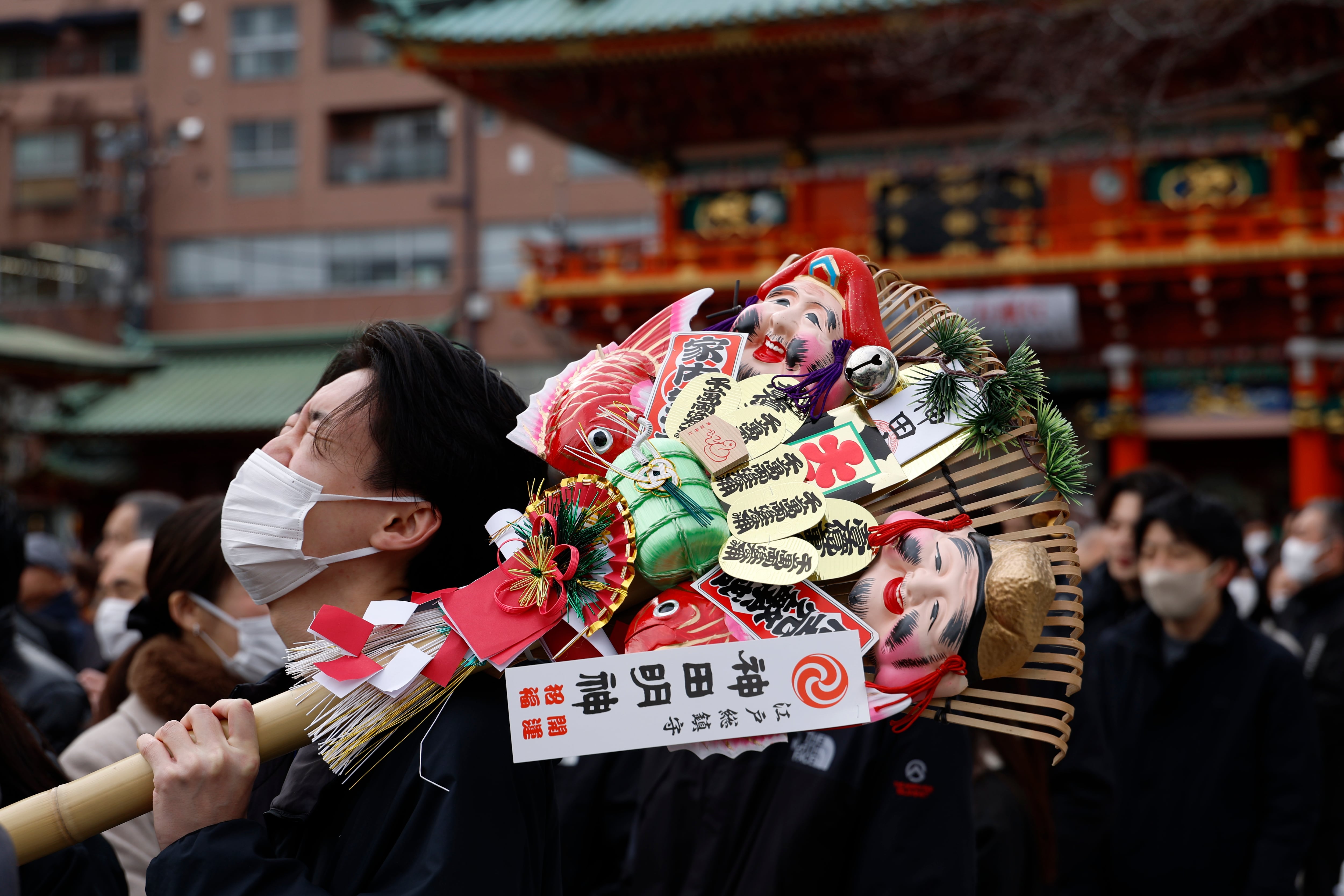 TOKYO (Japan), 05/01/2026.- A man holds a kumade (bamboo rake decorated with lucky symbols for good fortune and business success) on his way to offer prayers for prosperity for their companies and the economy on the first business day of the year at the Kanda Myojin Shrine in Tokyo, Japan, 05 January 2026. Thousands of people visited the shrine on the first business day of the New Year to pray for prosperity in their business endeavors. (Japón, Tokio) EFE/EPA/FRANCK ROBICHON