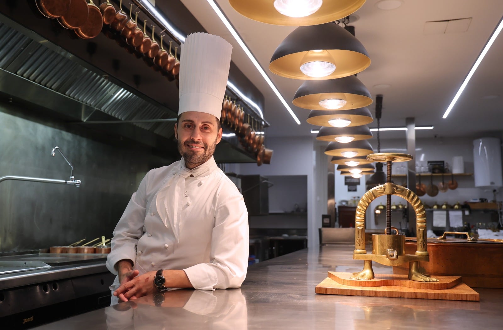 Juanjo Ruiz en su cocina de la Casa de Manolete